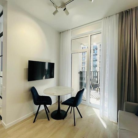Modern Apartment In The Old Town Киев Екстериор снимка