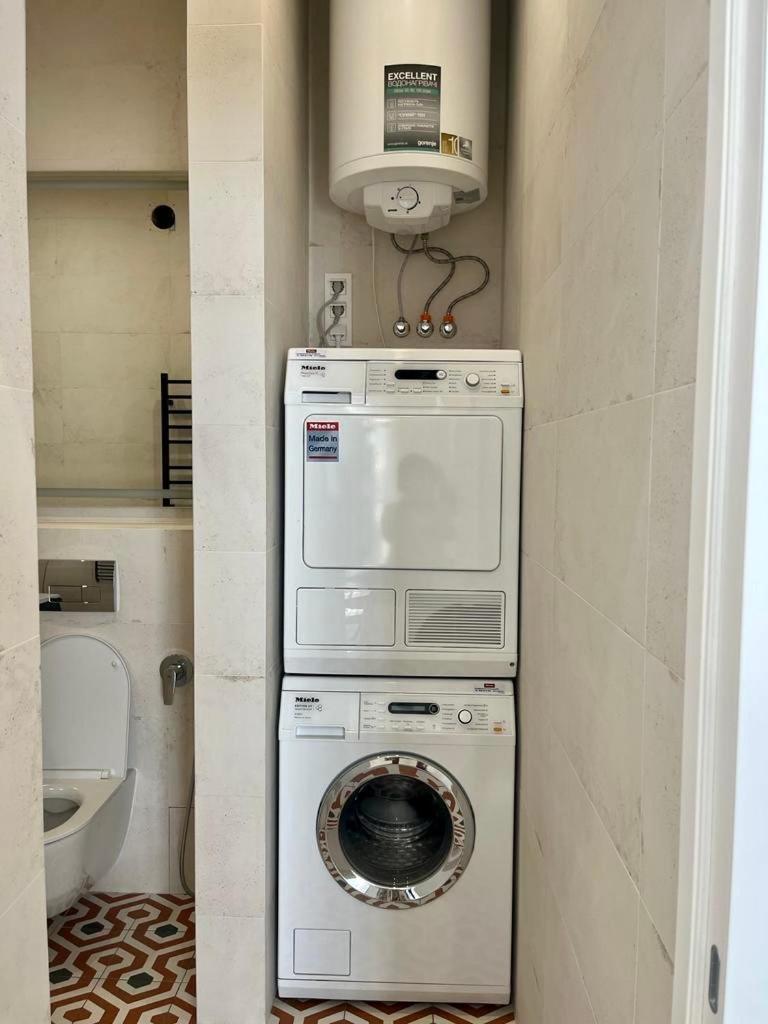Modern Apartment In The Old Town Киев Екстериор снимка