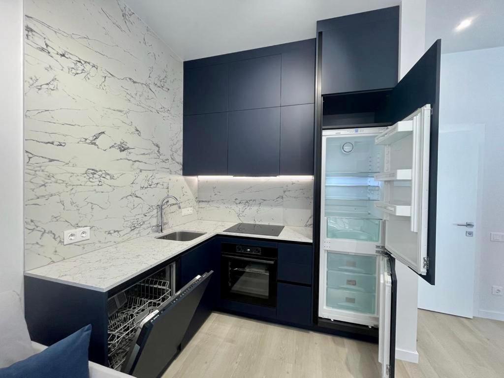 Modern Apartment In The Old Town Киев Екстериор снимка