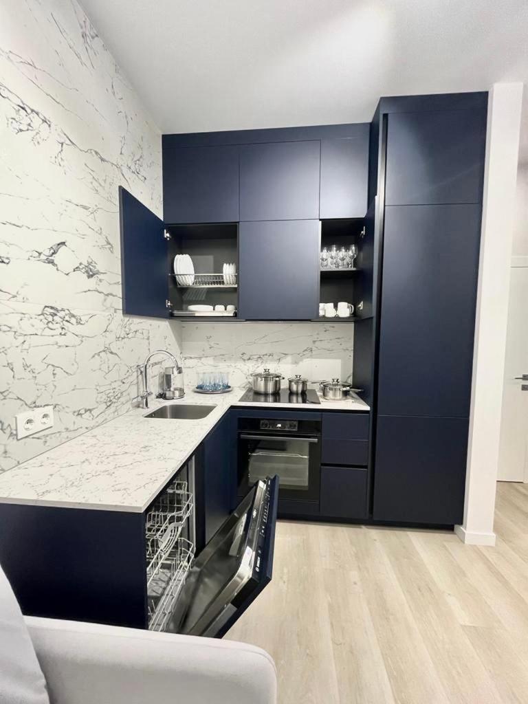 Modern Apartment In The Old Town Киев Екстериор снимка